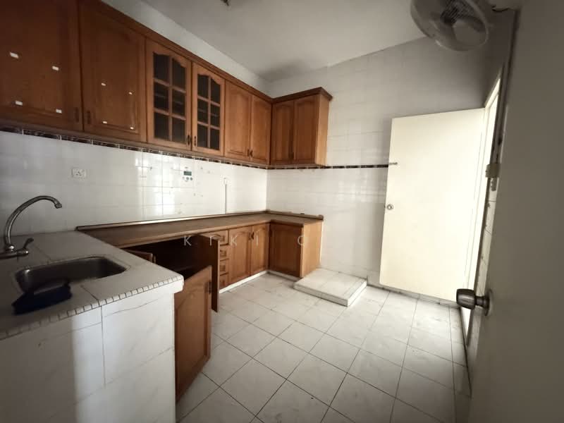 Taman Perling semi detached corner lot untuk Untuk Dijual - RM 950,000, Mac 2026 - Kitchen - PropertyGuru.com.my