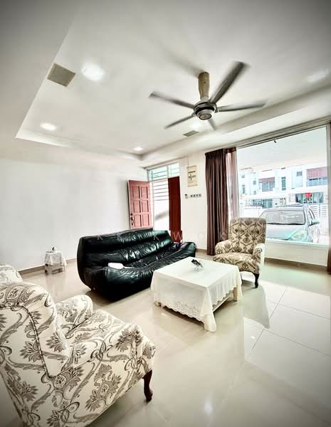 Beverly Hills Three-Storey Terraced House. untuk Untuk Dijual - RM 1,000,000, Mac 2026 - Living Room - PropertyGuru.com.my