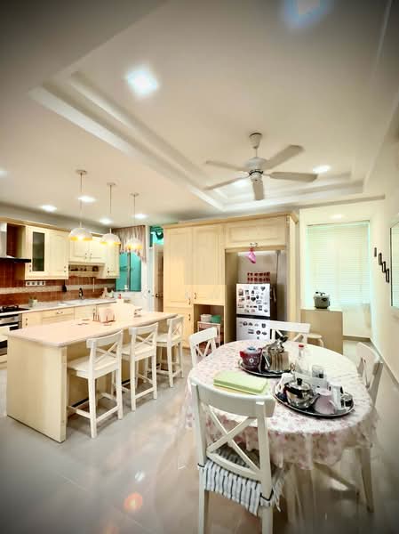 Beverly Hills Three-Storey Terraced House. untuk Untuk Dijual - RM 1,000,000, Mac 2026 - Kitchen - PropertyGuru.com.my