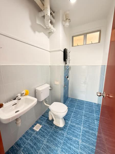 Pangsapuri untuk Disewa di Indah Court Apartment - SJ CHAN - Bathroom - PropertyGuru.com.my