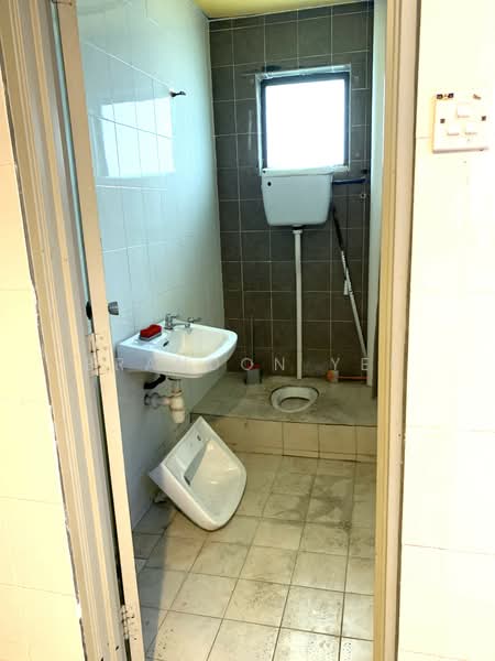 Ground Floor Shop, Putra Walk, Taman Equine, Bandar Putra Permai, Seri Kembangan untuk Untuk Dijual - RM 570,000, Mac 2026 - Bathroom - PropertyGuru.com.my