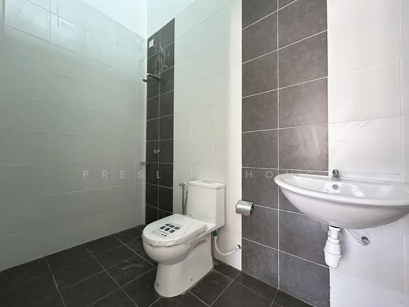 Cluster House for Sale in Tapah (Perak) - Presley Chong - Master Bathroom - PropertyGuru.com.my