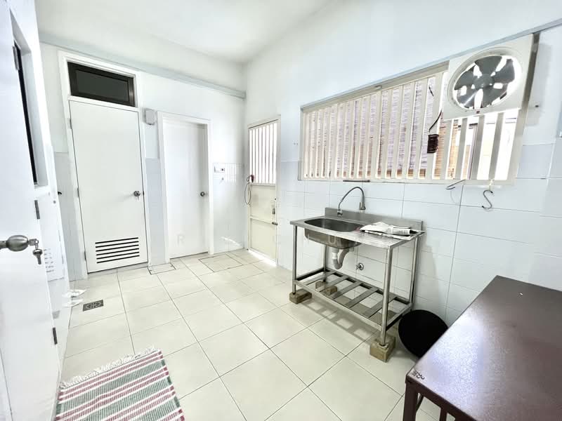 Spacious Two Storey Terrace in Setia Permai 2 Setia Alam untuk Untuk Dijual - RM 750,000, Mac 2026 - Kitchen - PropertyGuru.com.my