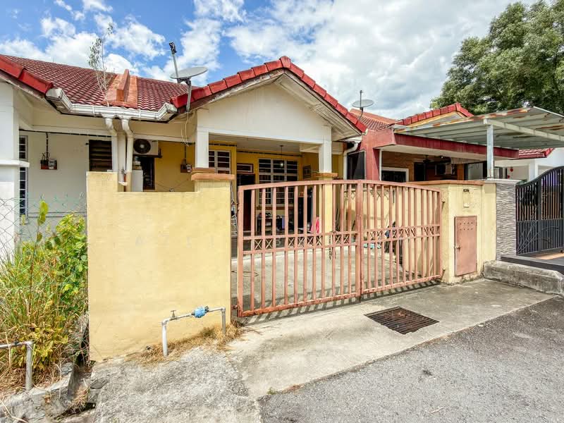 1-storey Terraced House for Sale in Seri Kembangan (Selangor) - Azli Ibrahim - Exterior - PropertyGuru.com.my