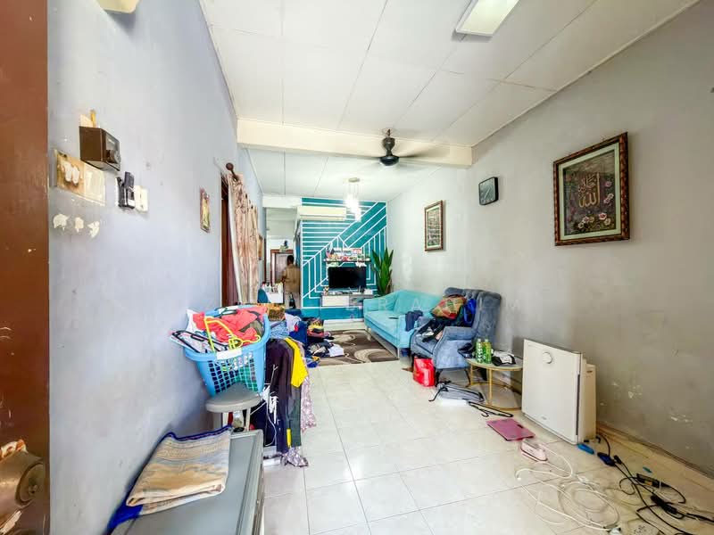 1-storey Terraced House for Sale in Seri Kembangan (Selangor) - Azli Ibrahim - Living Room - PropertyGuru.com.my