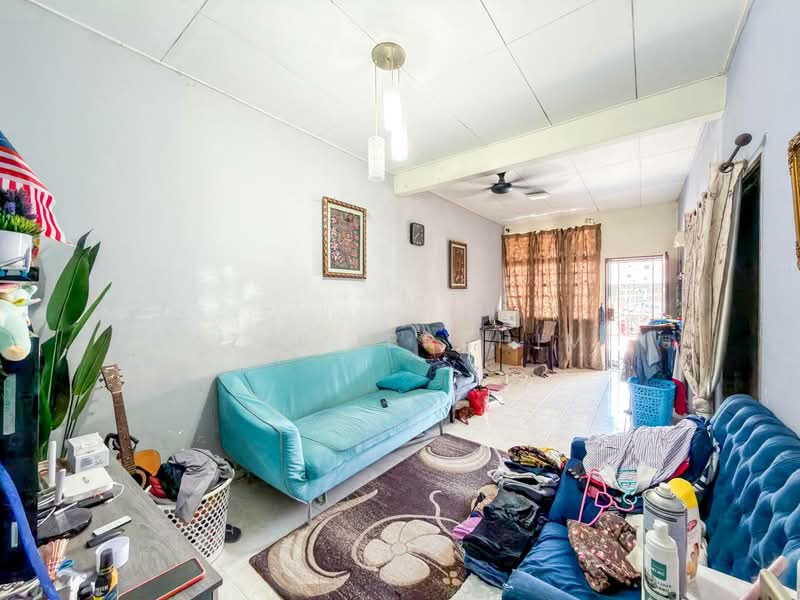 1-storey Terraced House for Sale in Seri Kembangan (Selangor) - Azli Ibrahim - Living Room - PropertyGuru.com.my