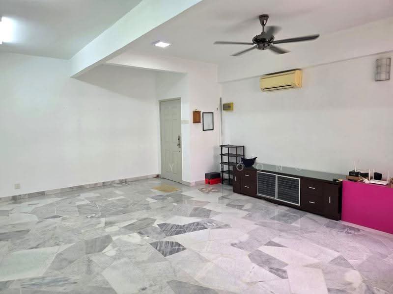 Pangsapuri untuk Dijual di Subang Perdana Goodyear Court 9 - Carolyn Foong - Living Room - PropertyGuru.com.my