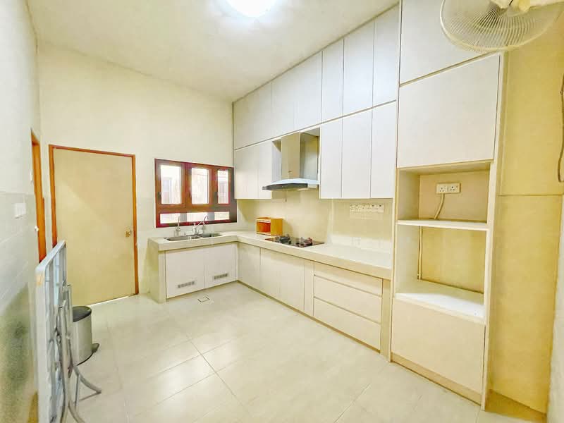 Bandar Nusaputra untuk Untuk Dijual - RM 580,000, Apr 2026 - Kitchen - PropertyGuru.com.my