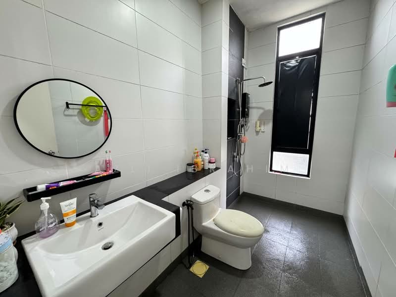 Cluster House for Sale in Eco Majestic (Semenyih) - Azli Ibrahim - Bathroom - PropertyGuru.com.my