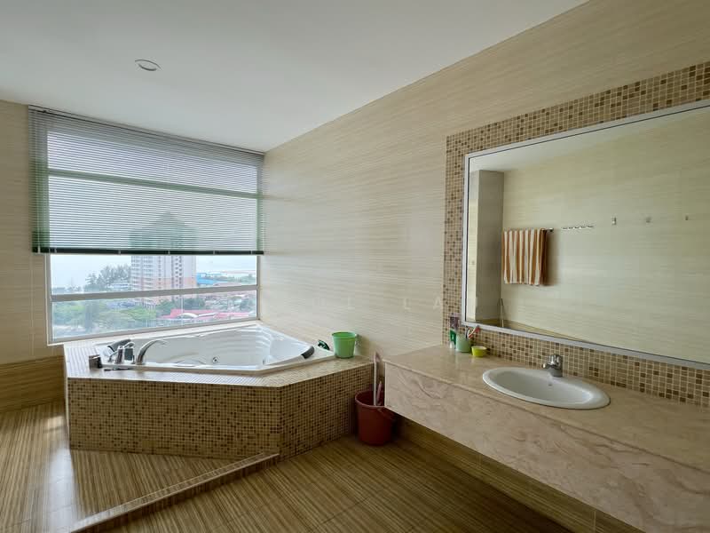 Kondominium untuk Disewa di The View Condominium - Carol Lau - Bathroom - PropertyGuru.com.my