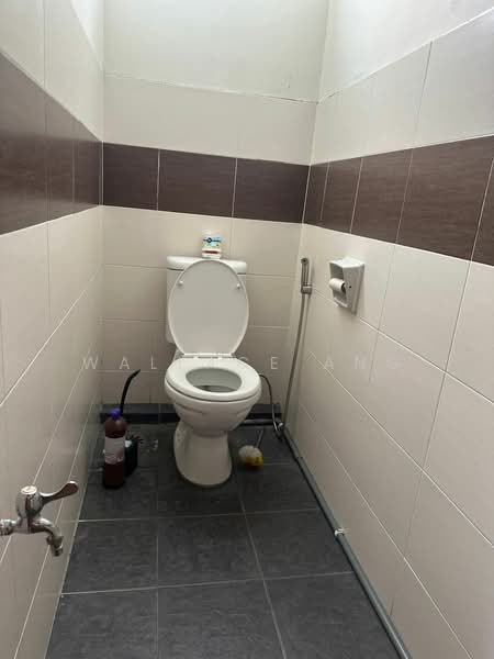 Shop / Office for Rent in Austin (Johor Bahru) - Wallace Ang - Bathroom - PropertyGuru.com.my