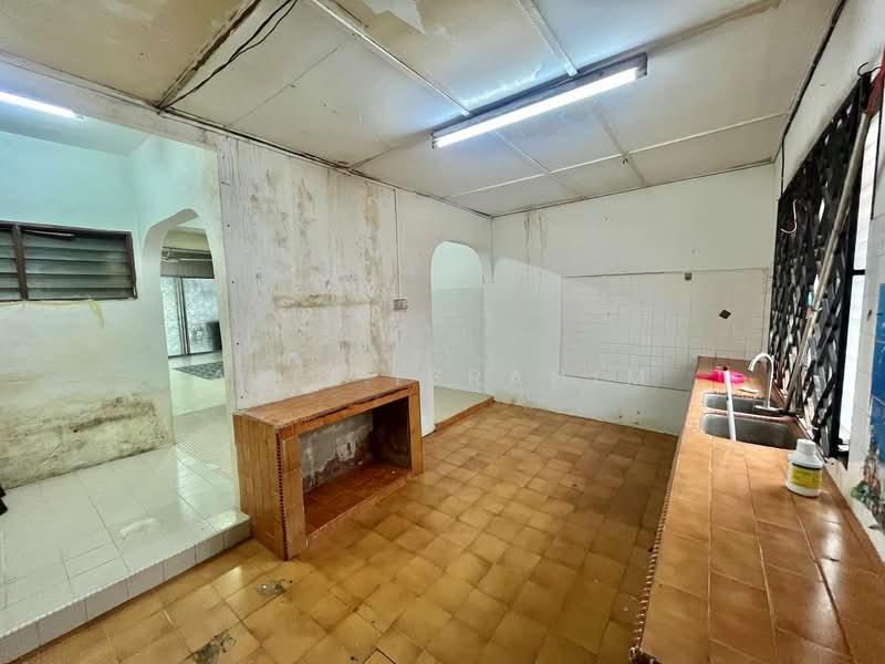 2-storey Terraced House for Sale in Taman Pandan Indah (Ampang) - Azli Ibrahim - Kitchen - PropertyGuru.com.my