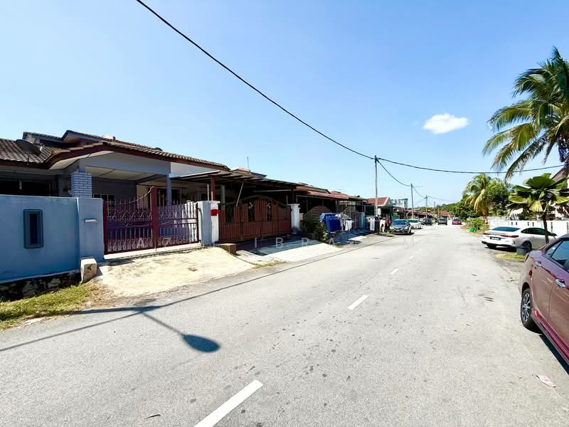 1-storey Terraced House for Sale in Bandar Rinching Seksyen 4 (Semenyih) - Azli Ibrahim - Exterior - PropertyGuru.com.my