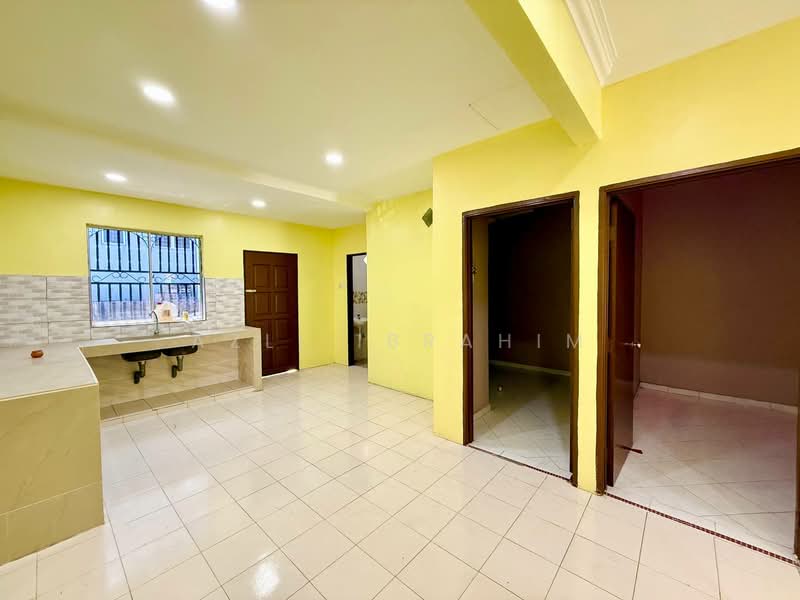 1-storey Terraced House for Sale in Bandar Rinching Seksyen 4 (Semenyih) - Azli Ibrahim - Kitchen - PropertyGuru.com.my