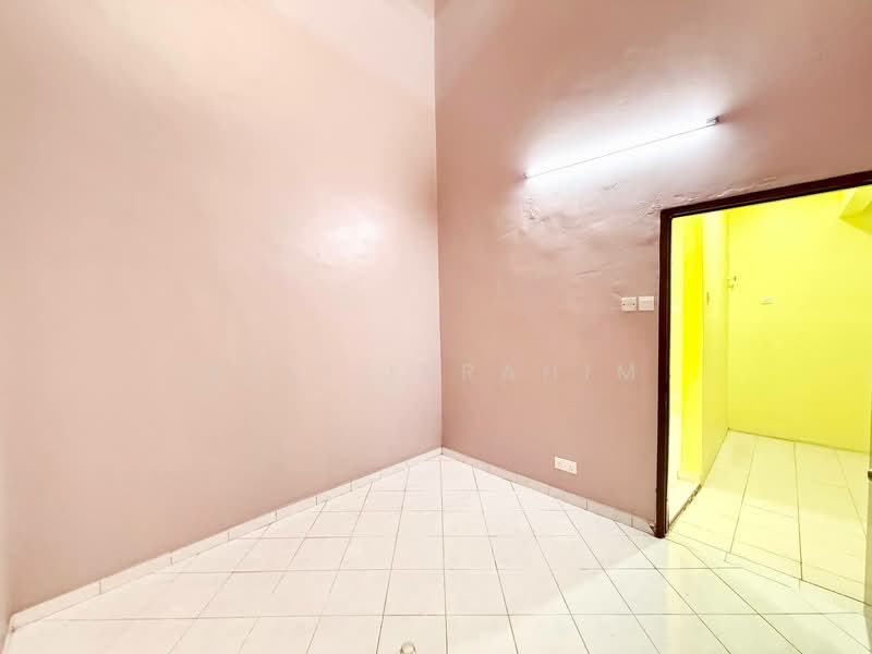 1-storey Terraced House for Sale in Bandar Rinching Seksyen 4 (Semenyih) - Azli Ibrahim - Interior - PropertyGuru.com.my