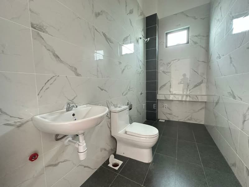 Semi-Detached House for Sale in Bandar Putra (Kulai) - Caryn Ter - Bathroom - PropertyGuru.com.my