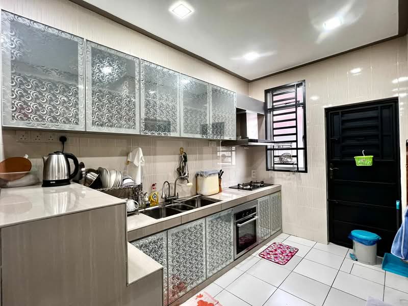 Bandar Putra ( Renovated ) Single Storey Terrace House untuk Untuk Dijual - RM 528,000, Mac 2026 - Kitchen - PropertyGuru.com.my