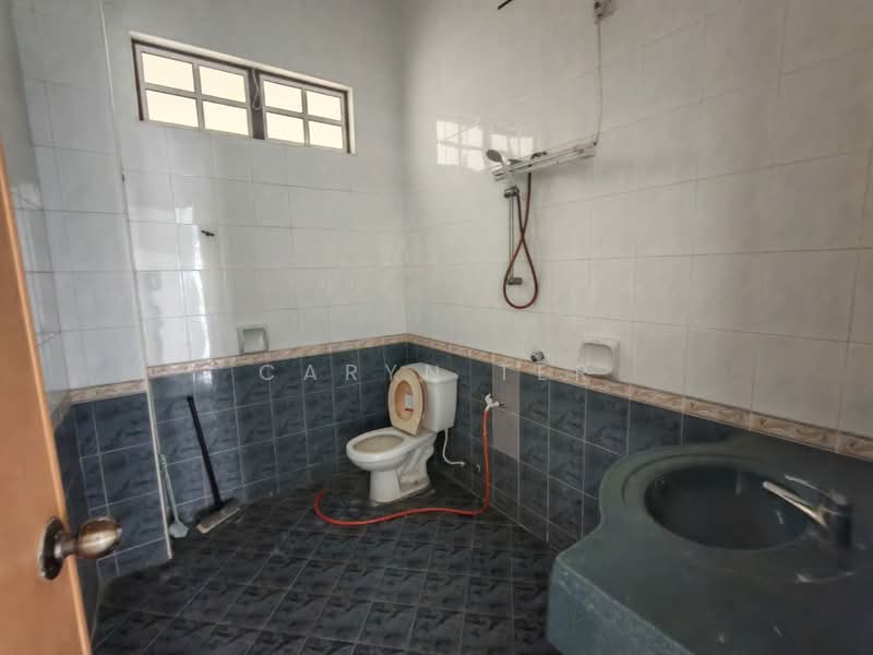 Semi-Detached House for Sale in Bandar Putra (Kulai) - Caryn Ter - Bathroom - PropertyGuru.com.my