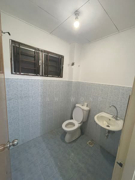2 storey Landed Jalan Nenes Indah, Batu Caves untuk Untuk Disewa - RM 2,500 /bulan, Apr 2026 - Bathroom - PropertyGuru.com.my