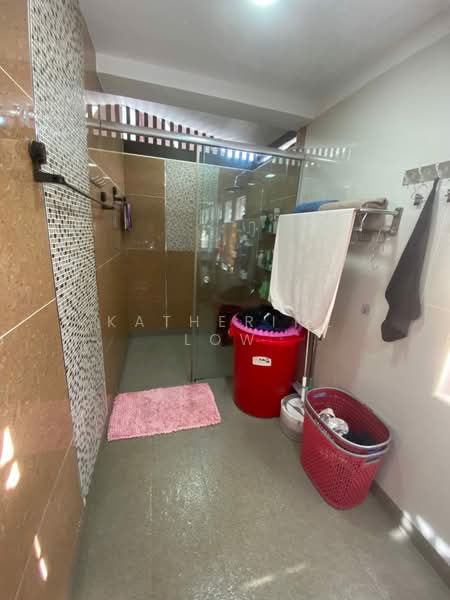 Semi-Detached House for Sale in Taman Sutera Utama (Skudai) - Katherine Low - Bathroom - PropertyGuru.com.my