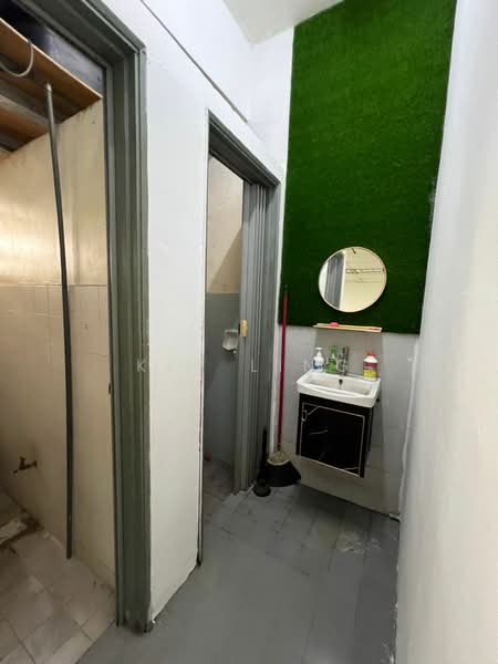 Kedai / Pejabat untuk Disewa di SS3 (Petaling Jaya) - Key Ling - Bathroom - PropertyGuru.com.my
