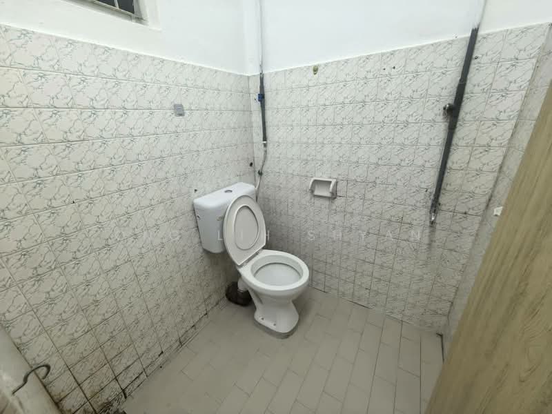 Flat for Sale at Flat Taman Ungku Tun Aminah - Ong Lih Shyan - Bathroom - PropertyGuru.com.my
