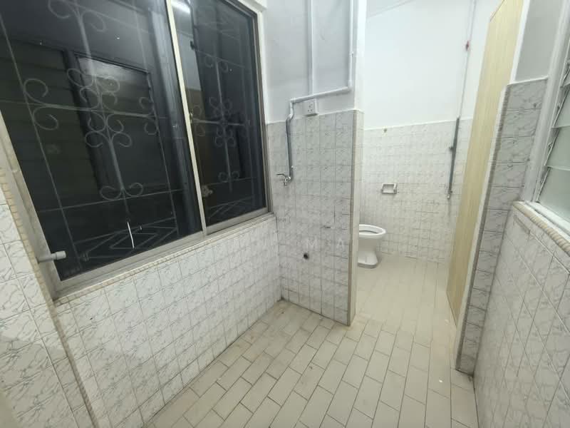 Flat for Sale at Flat Taman Ungku Tun Aminah - Yen Ma - Bathroom - PropertyGuru.com.my