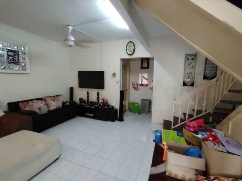 2-storey Terraced House for Sale in Taman Puncak Jalil (Seri Kembangan) - Tommy Wong Phang - Living Room - PropertyGuru.com.my