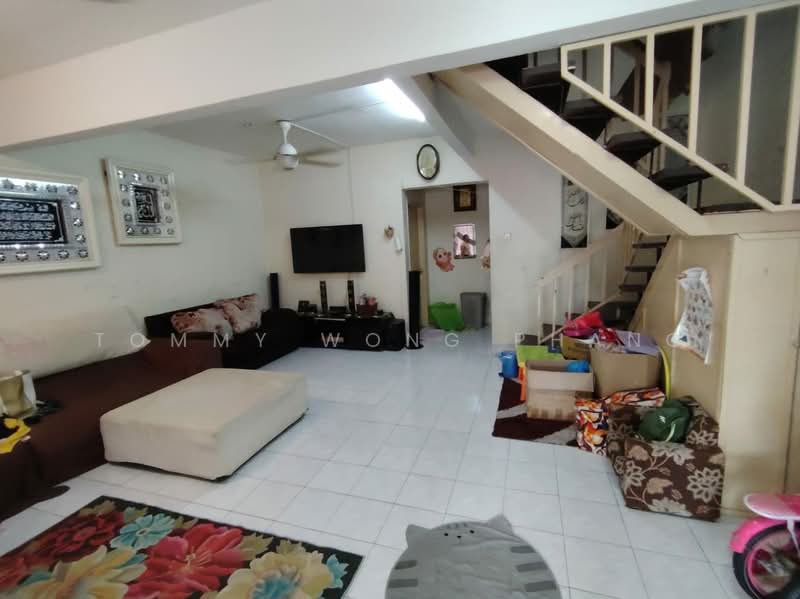 2-storey Terraced House for Sale in Taman Puncak Jalil (Seri Kembangan) - Tommy Wong Phang - Living Room - PropertyGuru.com.my