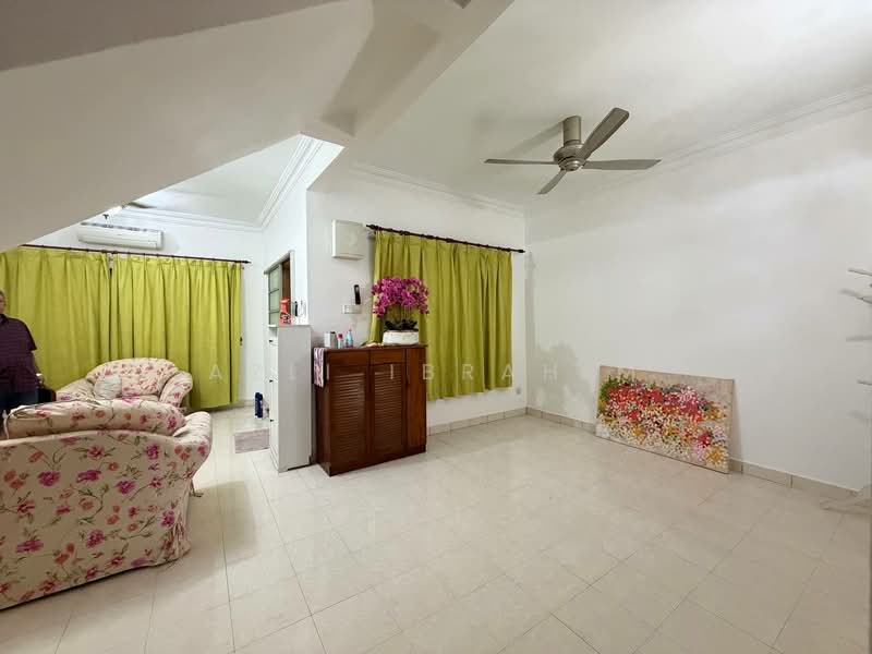 2-storey Terraced House for Sale in Seksyen 7 (Bangi) - Azli Ibrahim - Living Room - PropertyGuru.com.my