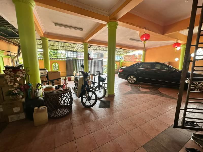 2-storey Terraced House for Sale in Taman Pelangi (Johor Bahru) - Jayden Neo - Car Park - PropertyGuru.com.my