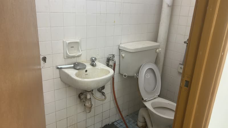 Flat for Rent at Taman Serdang Raya Seksyen 3 Flat - Sam Fong - Bathroom - PropertyGuru.com.my