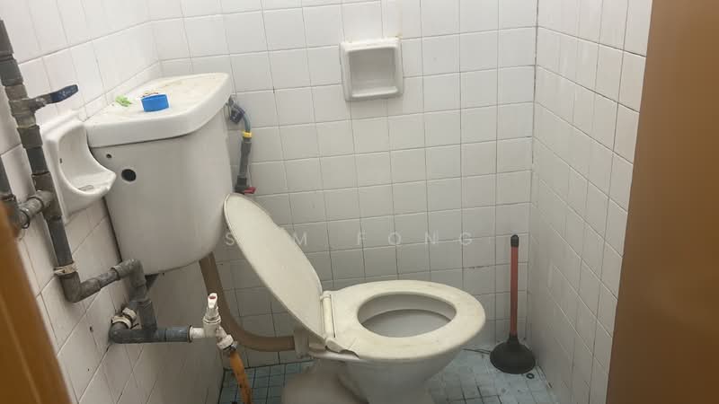 Flat for Rent at Taman Serdang Raya Seksyen 3 Flat - Sam Fong - Bathroom - PropertyGuru.com.my