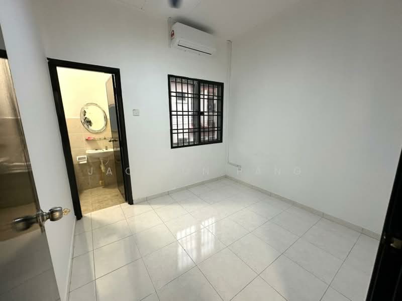 Taman Setia Indah untuk Untuk Disewa - RM 2,500 /bulan, Mac 2026 - Bathroom - PropertyGuru.com.my