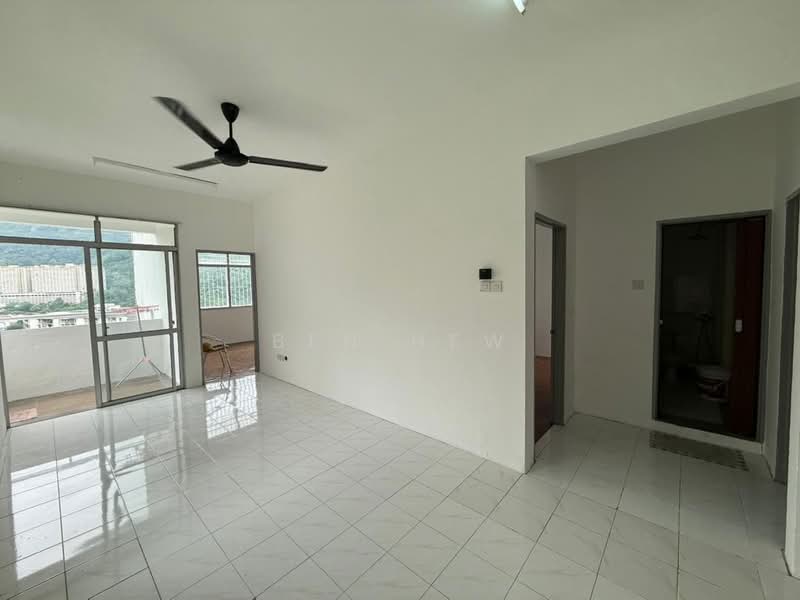 Kondominium untuk Dijual di Bukit Awana Condominium - Ben Hew - Living Room - PropertyGuru.com.my