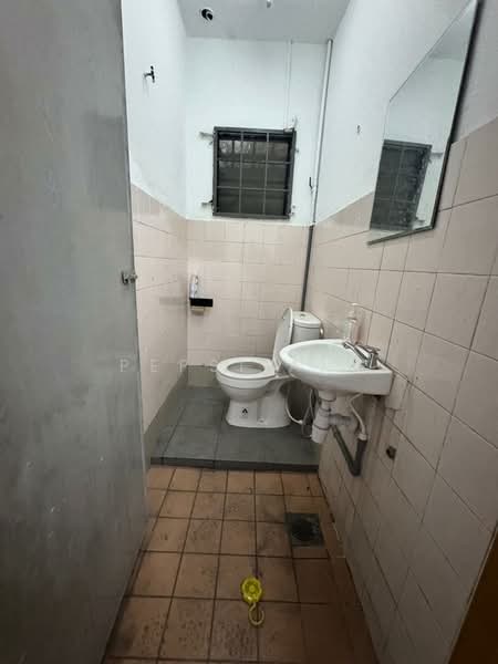 Terrace Factory for Rent in Pelabuhan Klang (Selangor) - Pepsi Ang - Bathroom - PropertyGuru.com.my