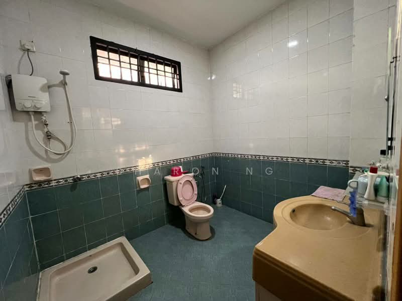 Rumah Teres 2-Tingkat untuk Dijual di Taman Tampoi Indah (Tampoi) - Sharon Ng - Bathroom - PropertyGuru.com.my