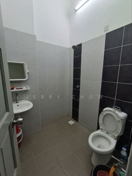 HALAMAN PENGKALAN INDAH untuk Untuk Dijual - RM 480,000, Mac 2026 - Bathroom - PropertyGuru.com.my