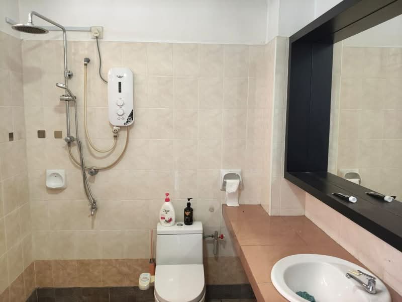 2.5-storey Terraced House for Sale in Taman Bukit Jaya (Ulu Tiram) - Karl Lim - Bathroom - PropertyGuru.com.my