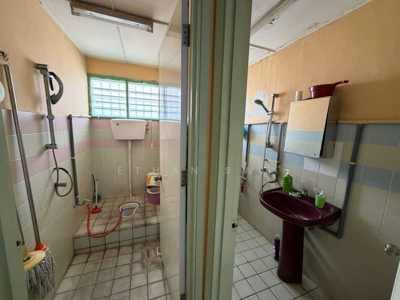 Shop / Office for Sale in Usj 4 (Subang Jaya) - Ethan Swe - Bathroom - PropertyGuru.com.my