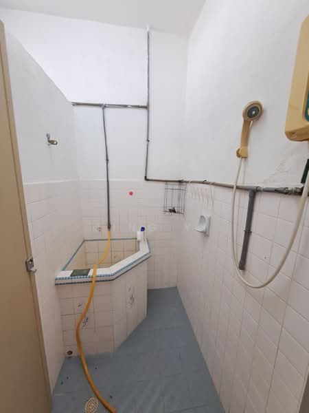 Taman Sri Rambai untuk Untuk Dijual - RM 400,000, Mac 2026 - Bathroom - PropertyGuru.com.my