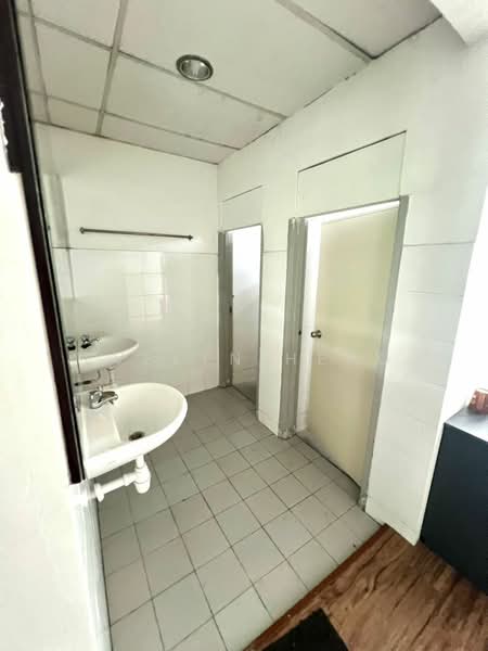 Shop for Rent in Taman Impian Emas (Skudai) - Evelyn Heng - Bathroom - PropertyGuru.com.my