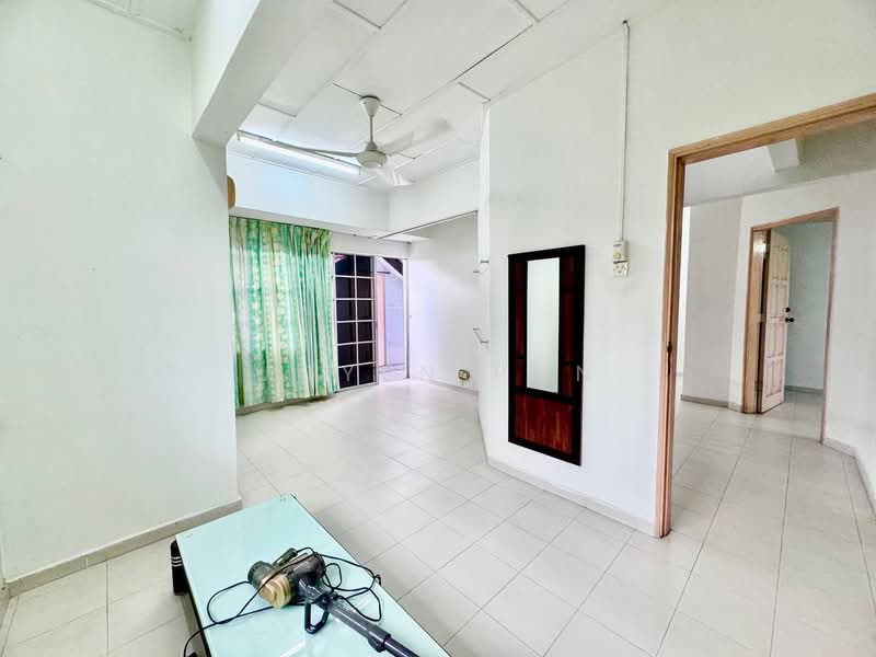 3-storey Terraced House for Sale in Kampung Seri Jaya (Tampoi) - Joyen Pun - Living Room - PropertyGuru.com.my