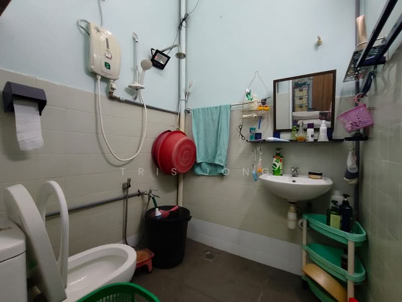 Taman Bukit Rawang Jaya untuk Untuk Dijual - RM 350,000, Mac 2026 - Bathroom - PropertyGuru.com.my