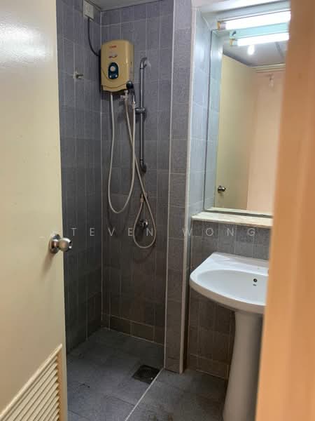 Kondominium untuk Dijual di Impiana On The Waterfront Condominium - Steven Wong - Bathroom - PropertyGuru.com.my