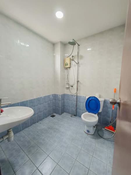 Semi-Detached House for Sale in Bandar Bukit Puchong 2 (Puchong) - Evan Goh - Bathroom - PropertyGuru.com.my