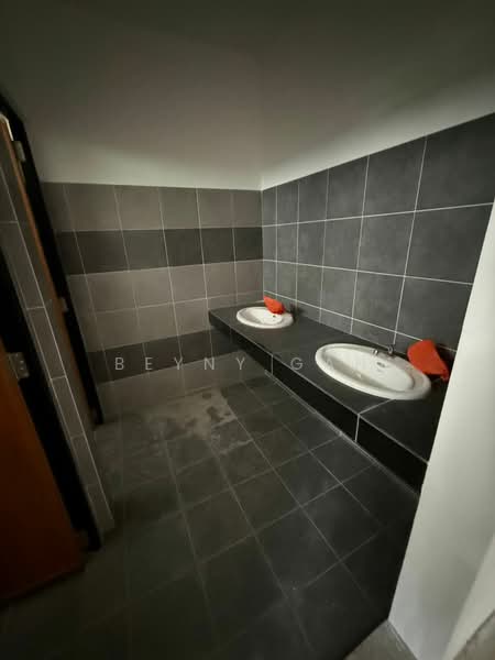 Shop / Office for Rent in Taman Molek (Johor Bahru) - Beyny Gan - Bathroom - PropertyGuru.com.my
