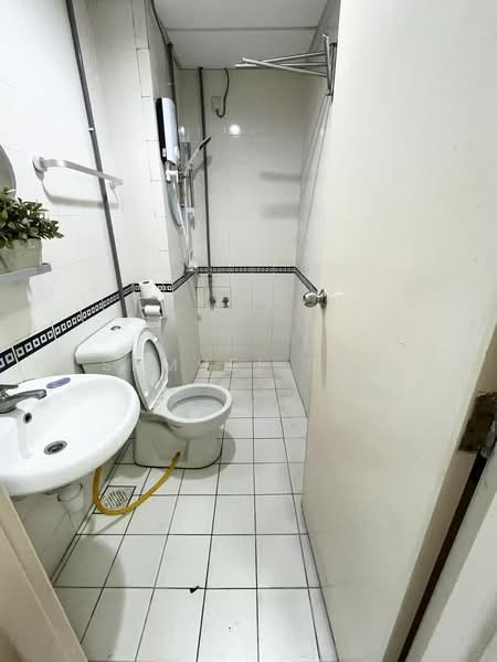 Maytower Serviced Residences untuk Untuk Disewa - RM 1,600 /bulan, Mac 2026 - Bathroom - PropertyGuru.com.my