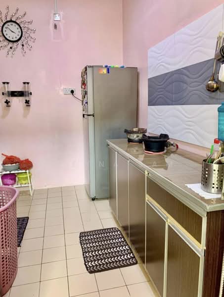 Rumah Teres 1 Tingkat untuk Dijual di Taman Pasir Putih (Pasir Gudang) - Reeyna Sam - Kitchen - PropertyGuru.com.my