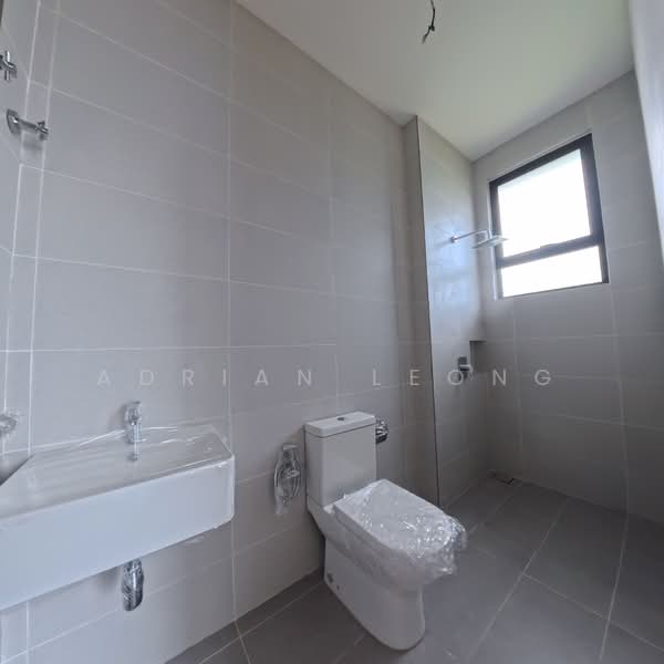 Semi-Detached House for Sale in Bandar Kinrara Seksyen 8 (Bandar Kinrara) - Adrian Leong - Bathroom - PropertyGuru.com.my